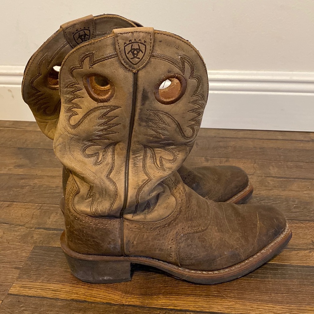 Men’s size 9 Ariat Heritage Roughstock Western Boot